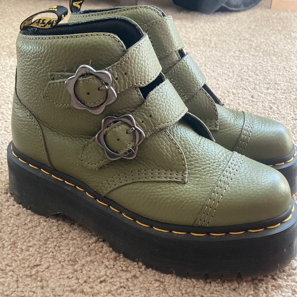 Like new army green doc martens